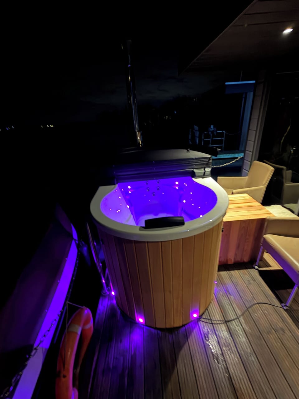 Outdoor spa tub
