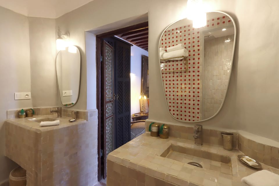 Superior Suite | Bathroom | Hair dryer, towels, soap, shampoo