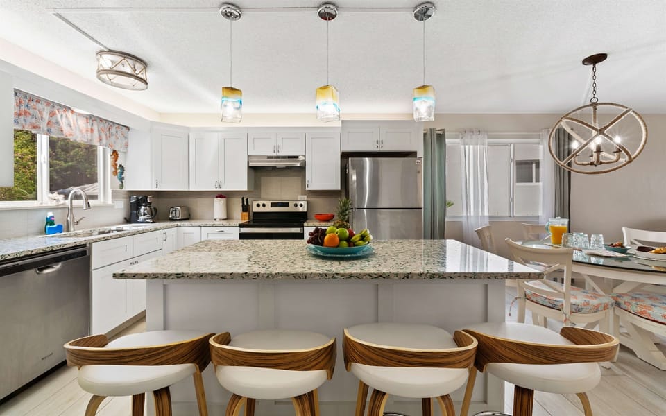 Fully equipped kitchen for easy island meals.