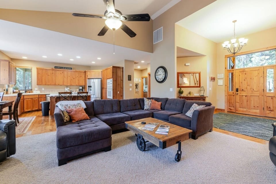 Living Room | Sectional Sofa | Ceiling Fan