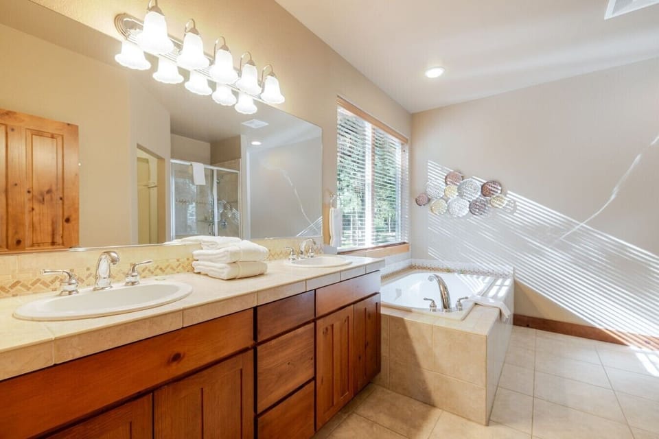 En-Suite Bathroom 1 | Dual Vanity | Soaking Tub