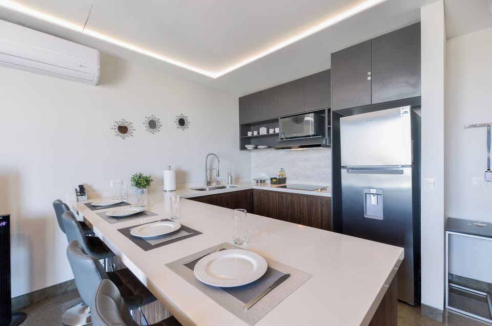 City Suite, Balcony, City View | Dining room