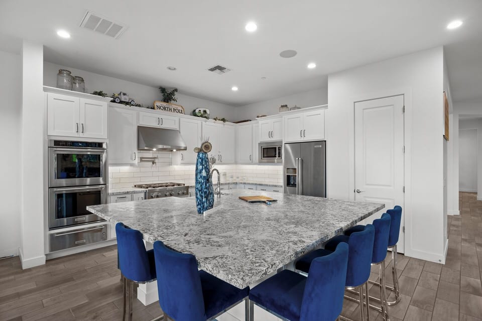 Kitchen table/island with 6 seater