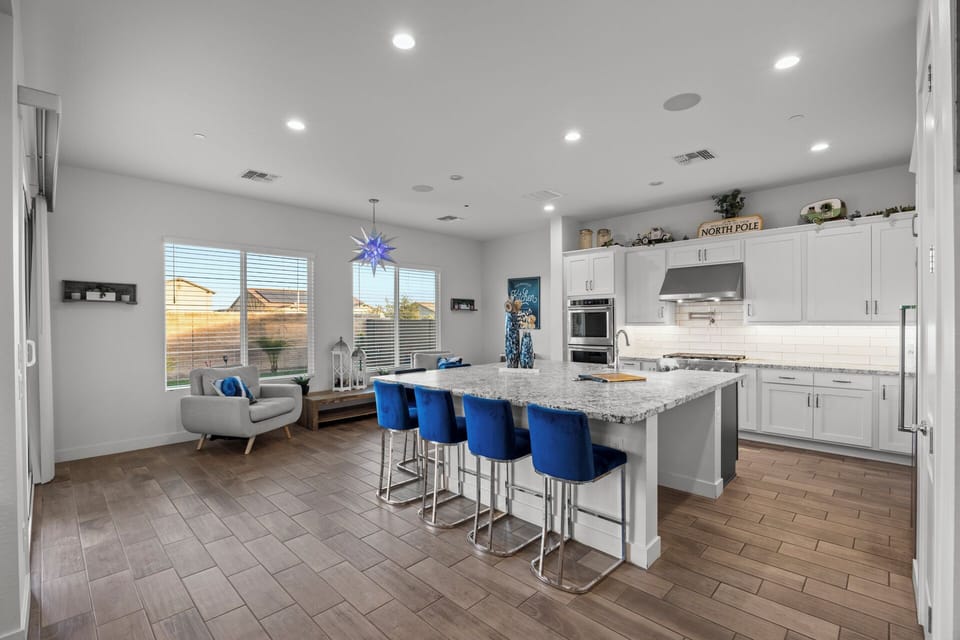 Kitchen w/ an island