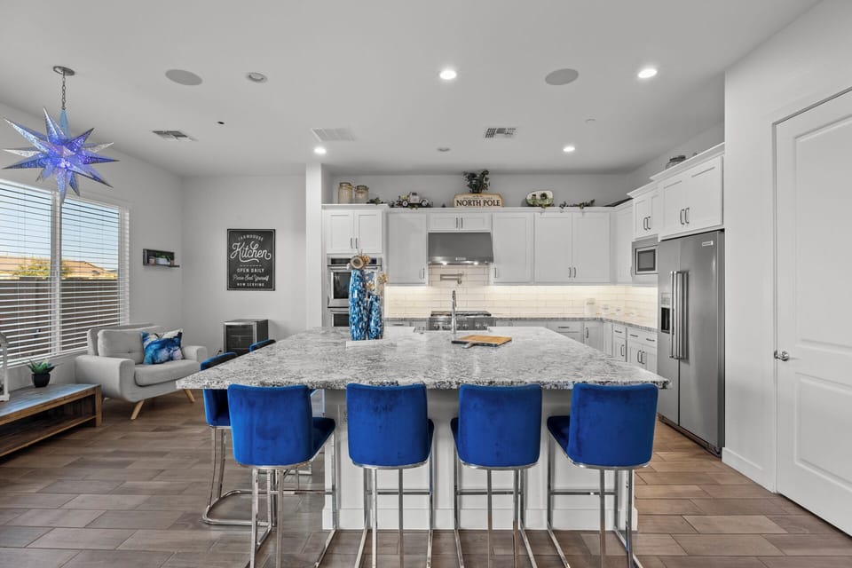 Kitchen w/ 6 seaters
