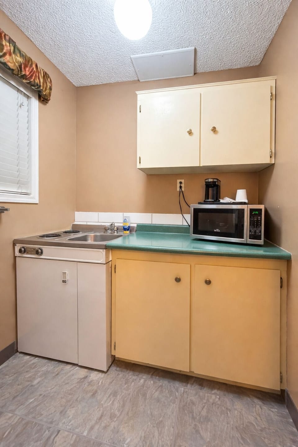 Superior Suite, 1 King Bed | Private kitchen | Mini-fridge, microwave