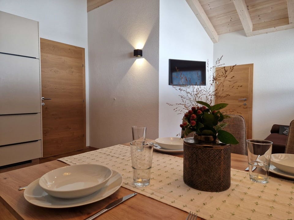 Wall, Interior Design, Flooring, Light Fixture, Wood, Ceiling, Lighting, Floor, Furniture, Home