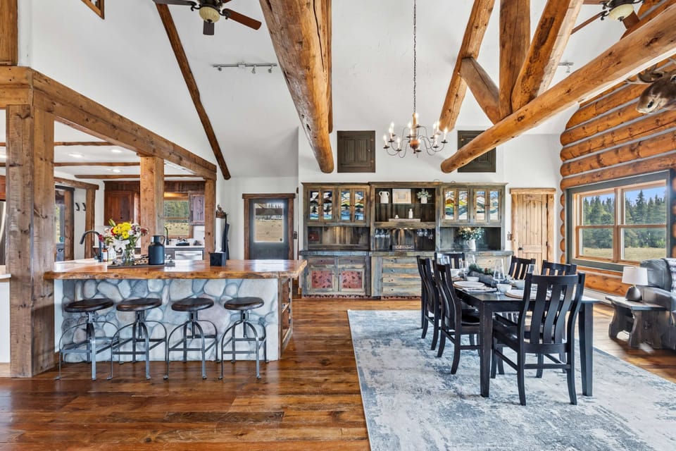 Main Cabin: Dining area with a mountain view and fireplace