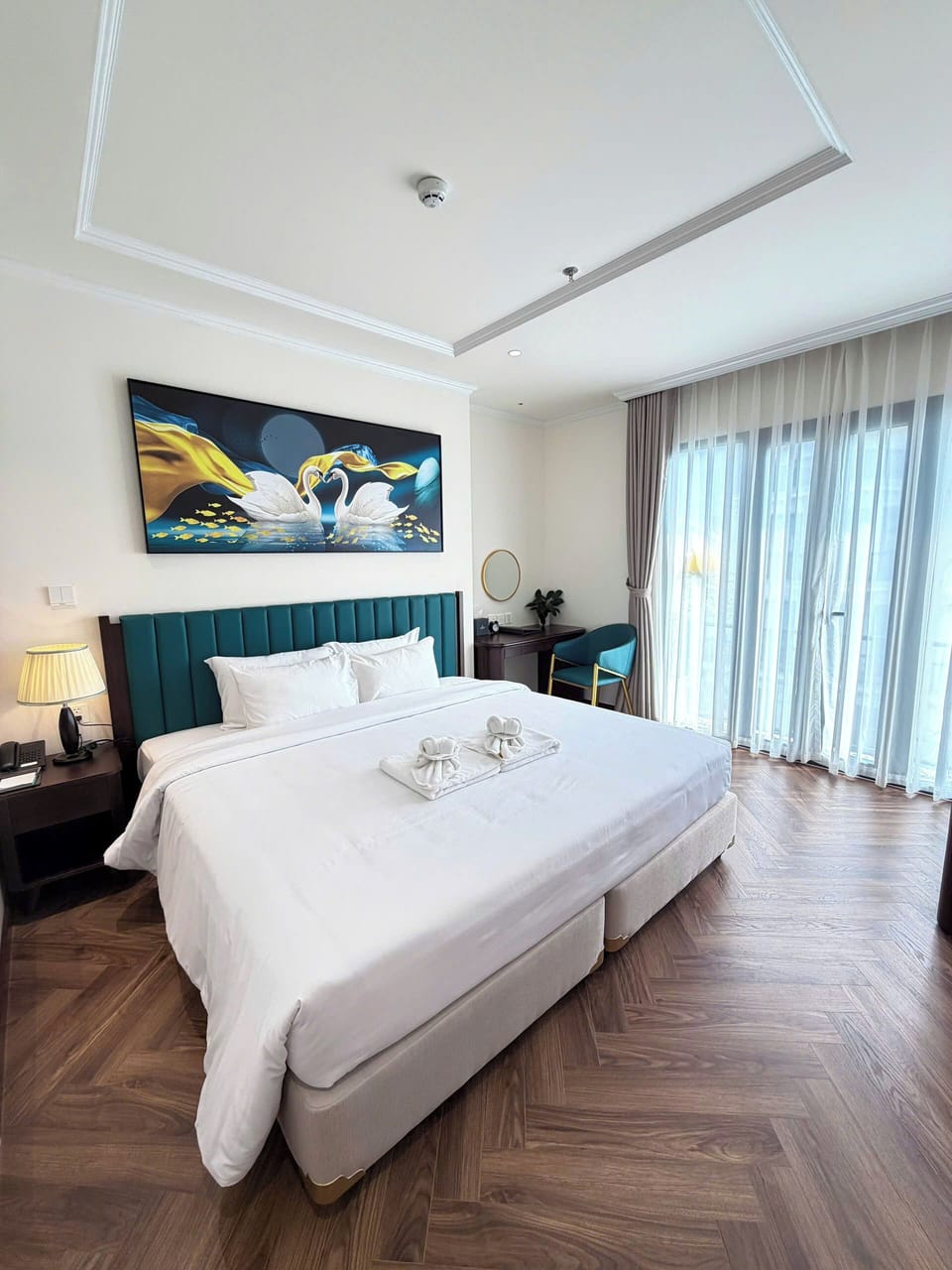 Senior Suite Balcony | Minibar, desk, laptop workspace, iron/ironing board
