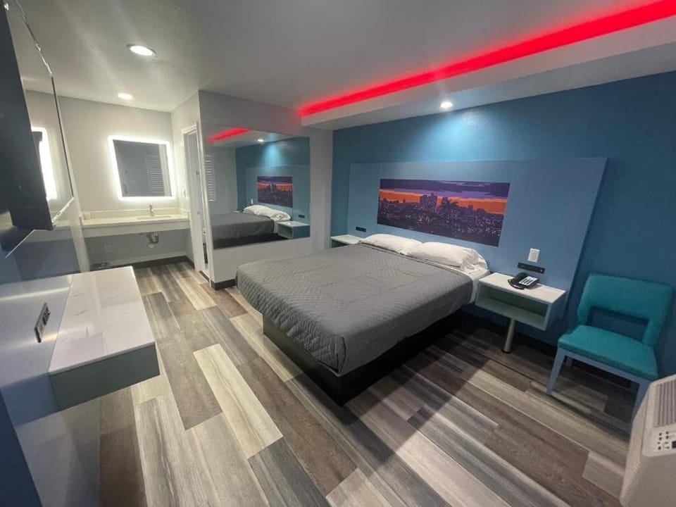 Room, 1 Queen Bed | Free WiFi, bed sheets