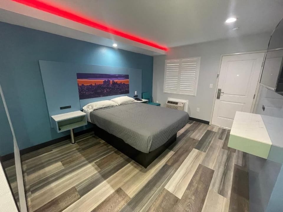 Room, 1 Queen Bed | Free WiFi, bed sheets