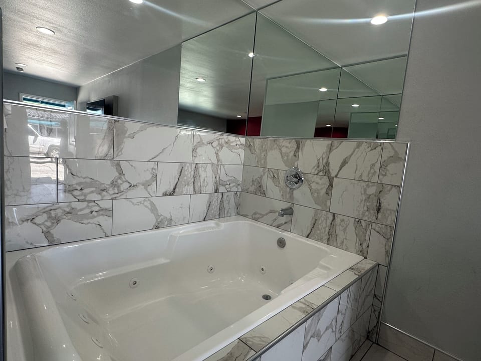 Room, 1 Queen Bed, Jetted Tub | Bathroom | Free toiletries, towels, soap, shampoo