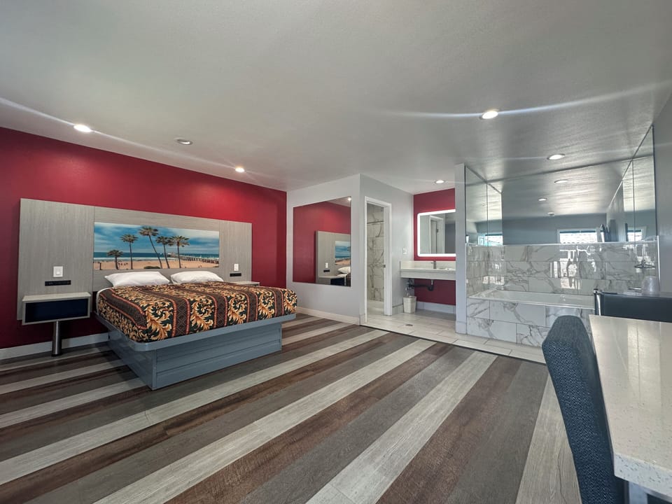 Room, 1 Queen Bed, Jetted Tub | Desk, free WiFi, bed sheets