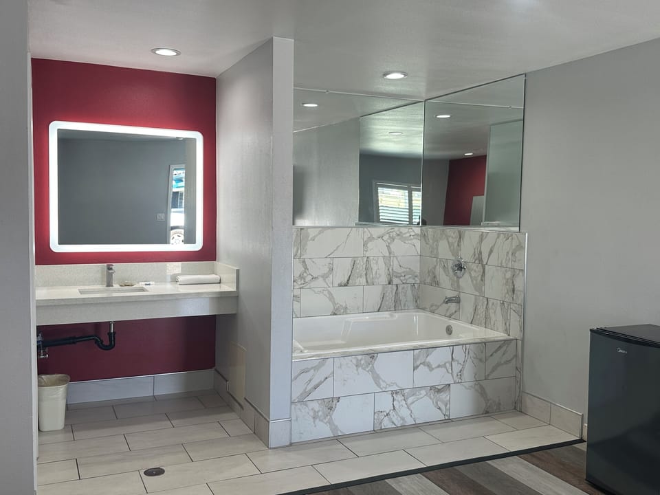 Room, 1 Queen Bed, Jetted Tub | Bathroom | Free toiletries, towels, soap, shampoo