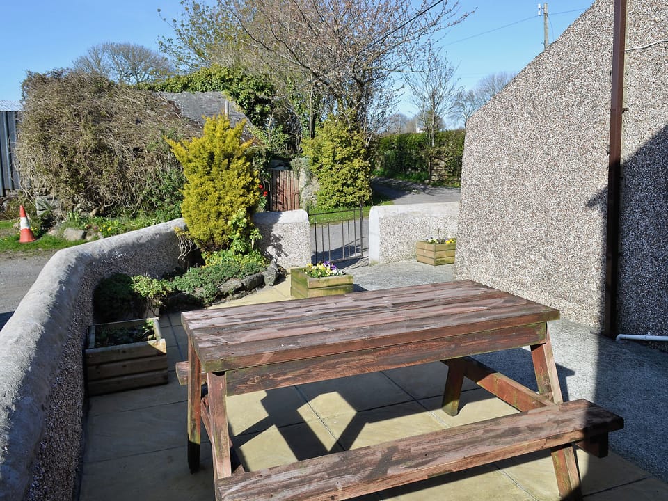 Sitting-out-area | Tanpencefn Mawr, Brynsiencyn