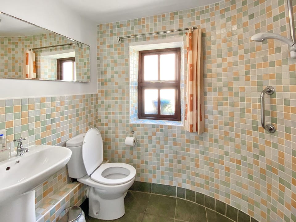 Downstairs wetroom | Brook House 1 - Brook House Cottage Holidays, Bassenthwaite