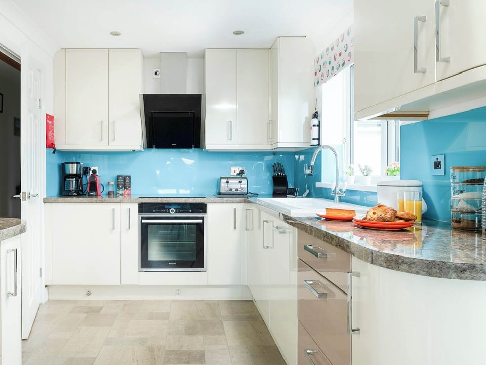 Warm and welcoming kitchen/ dining room | Dylmor, Benllech 