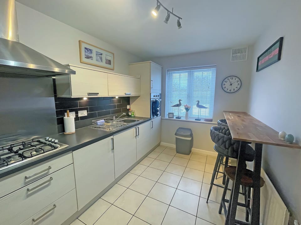 Well equipped kitchen with breakfast bar | Hilly Brow, Beadnell