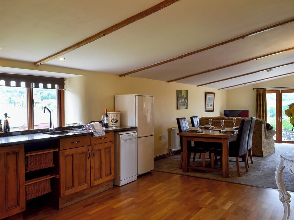 Kitchen and dining area | Shepherd&rsquo;s Cottage - Bings Farm, Whaley Bridge near Buxton