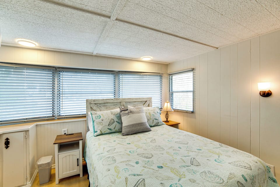 Bedroom 1 | Queen Bed