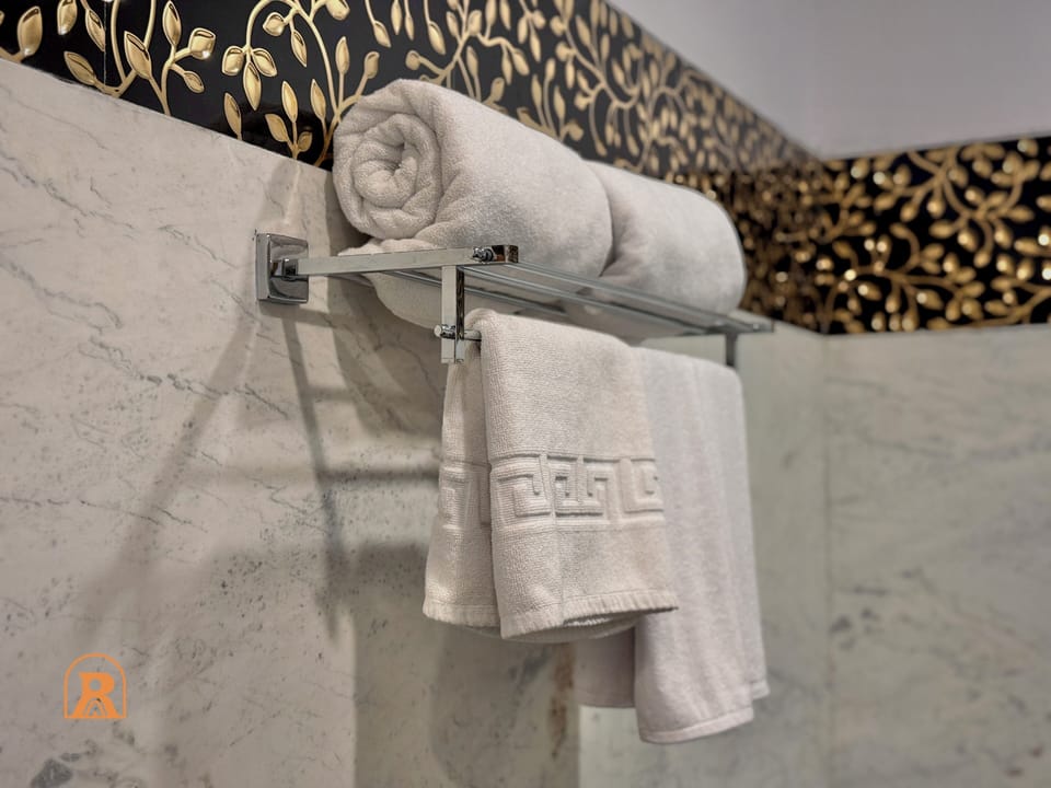 Presidential Studio Suite | Bathroom | Shower, free toiletries, hair dryer, towels
