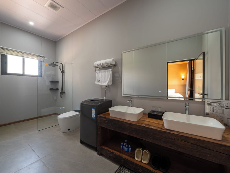 Luxury Single Room, Lanai | Bathroom