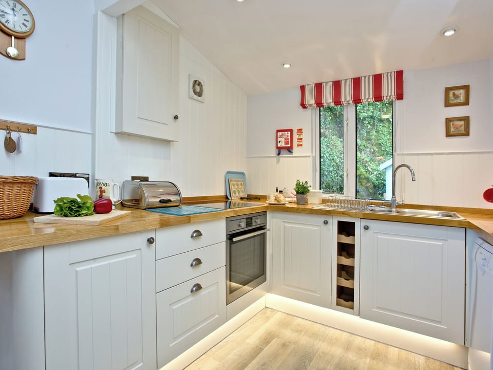 Modern fitted kitchen | Miller&rsquo;s Thumb - Tuckenhay Mill, Bow Creek, between Dartmouth and Totnes