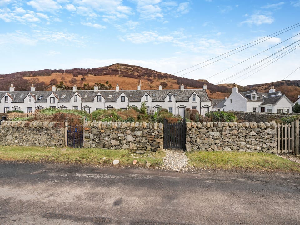 Exterior | 10 The Apostles - Apostle Cottages, Lochranza