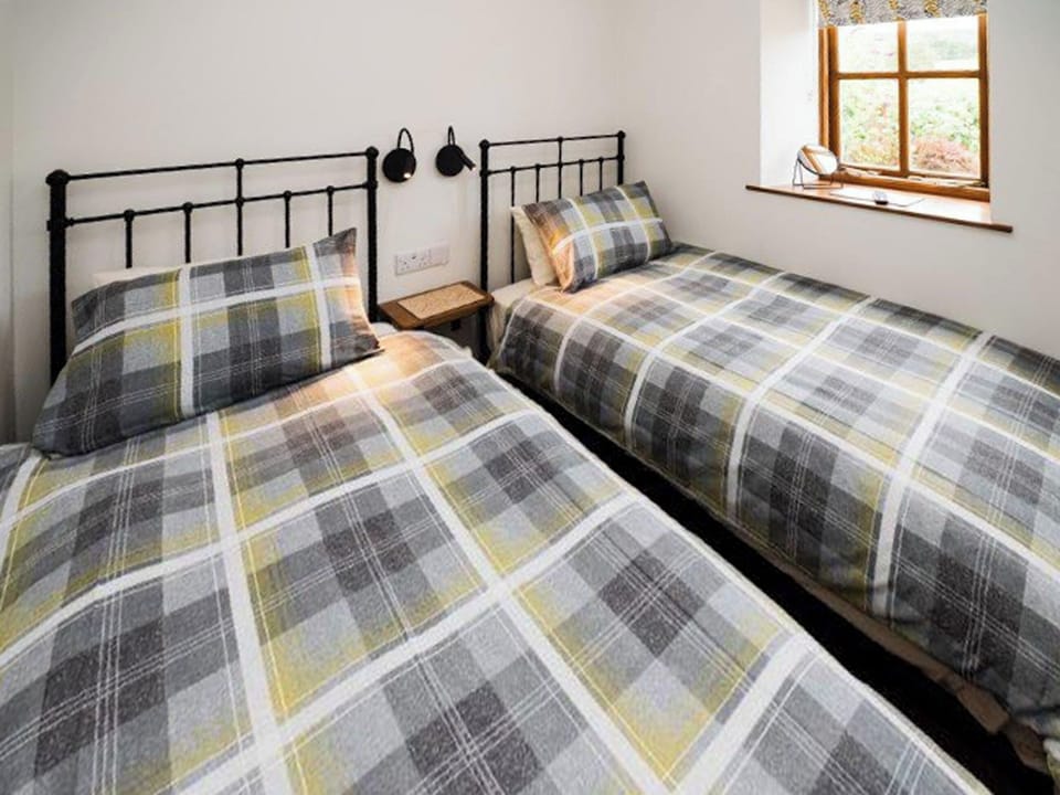 Twin bedroom | Barn Owl Cottage - Low Moor Holiday Cottages, Scalby, near Scarborough
