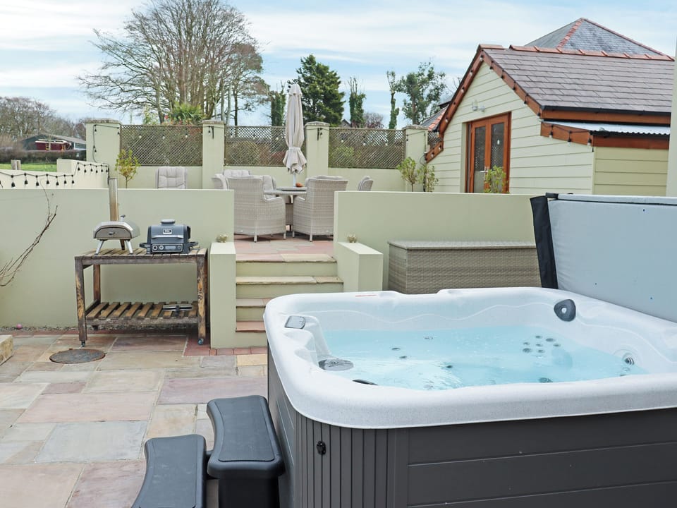 Hot tub | Cefn Y Gwynt, Llangrannog