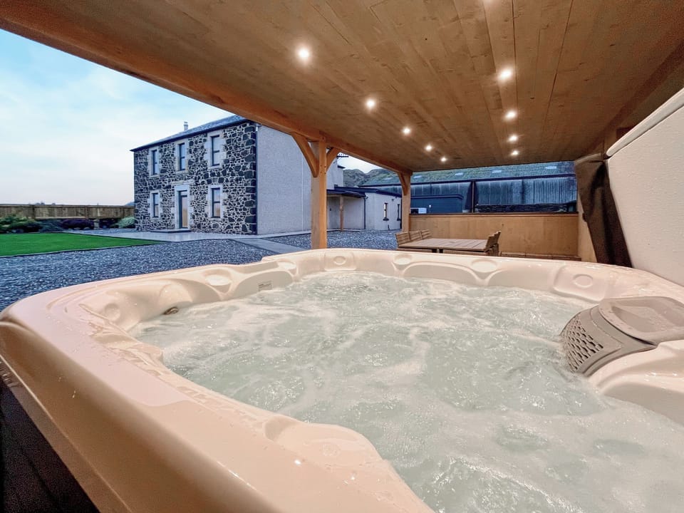 Jacuzzi | Blairmains Farmhouse, Stirling
