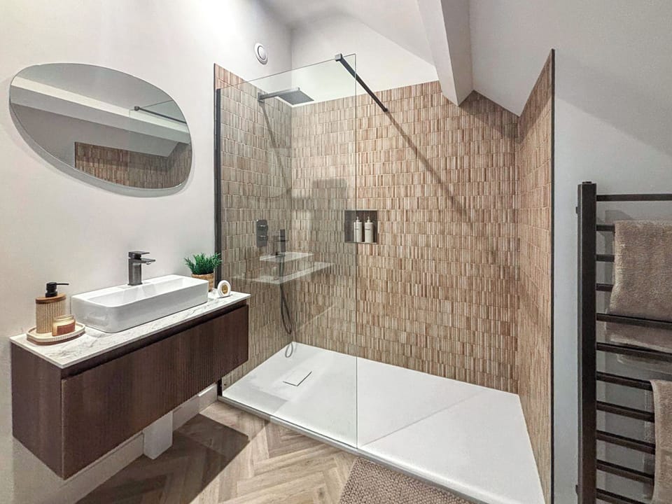 Bathroom | Hafan Fach, Chirk, near Llangollen