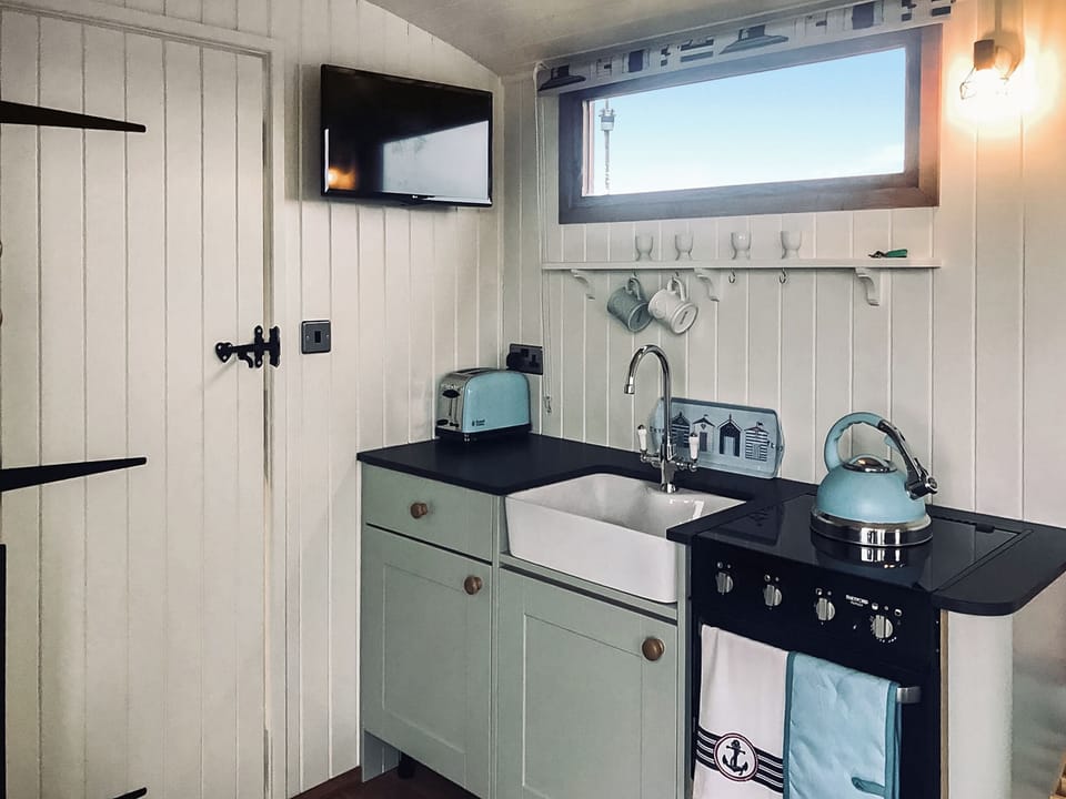 Kitchen area | Bea&rsquo;s Shepherds Hut - Bea&rsquo;s Retreats, Llanfaethlu Nr Church Bay