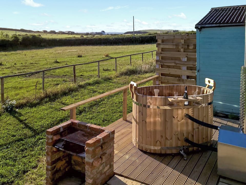 Hot tub | Bea&rsquo;s Shepherds Hut - Bea&rsquo;s Retreats, Llanfaethlu Nr Church Bay