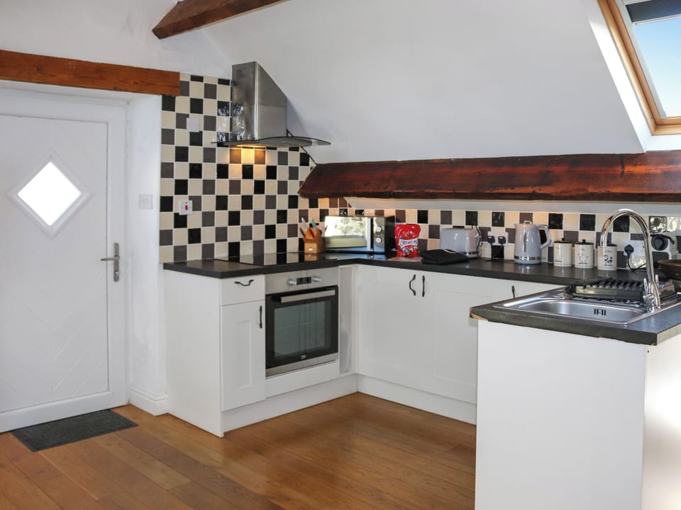 Kitchen | Ysgubor Hen - Bea&rsquo;s Retreats, Llanfaethlu Nr Church Bay