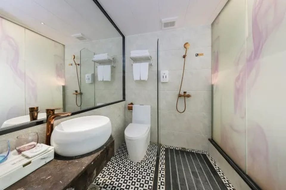 Luxury Twin Room, City View | Bathroom | Shower, free toiletries, hair dryer, towels