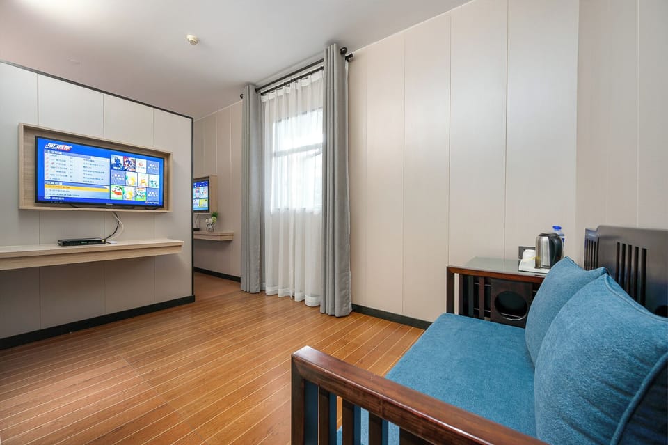 Business Suite, City View | Living area | 55-inch flat-screen TV with cable channels