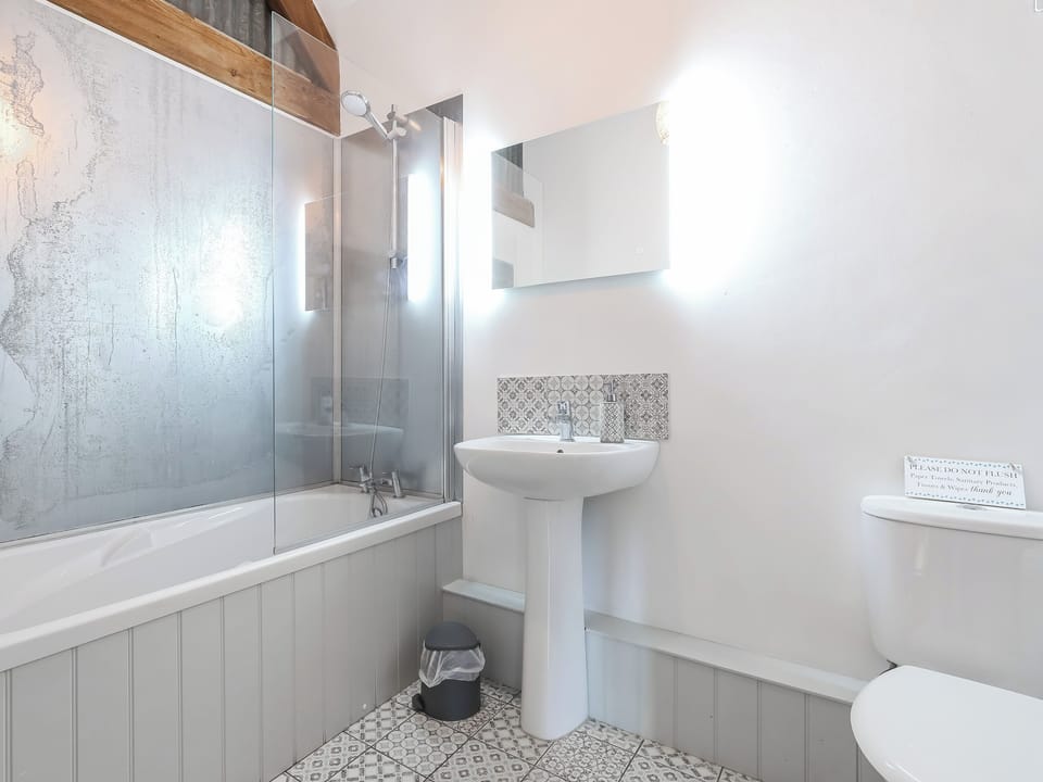 Bathroom | Plough Share - Woodend Farm Barns, Gloucester