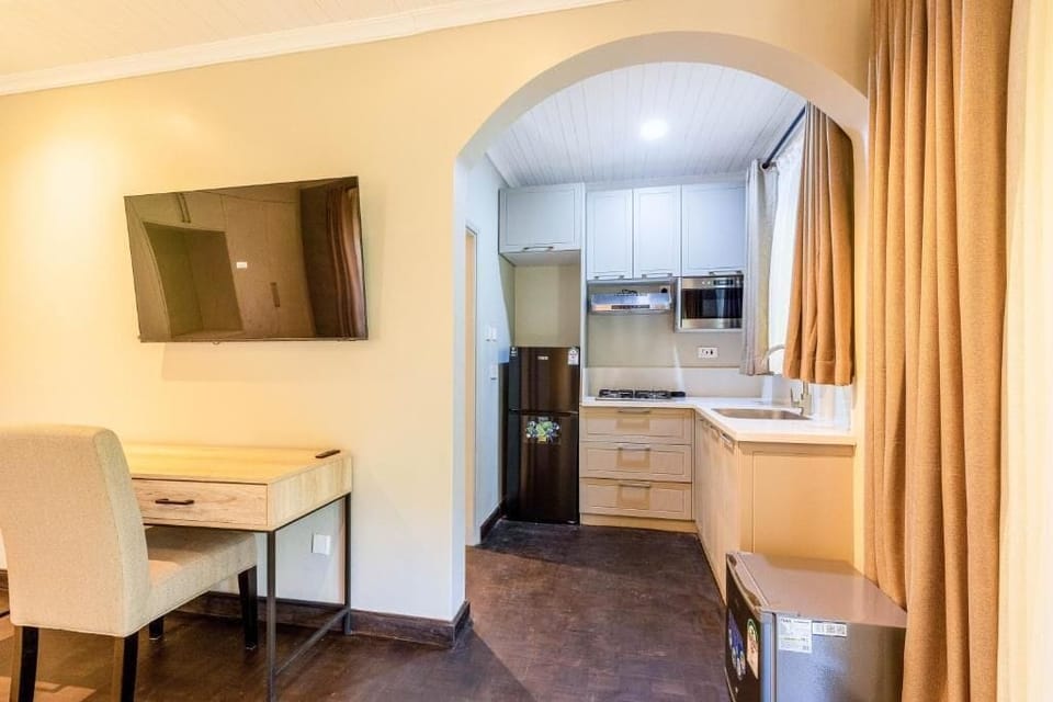 Superior Studio Suite, Patio, Garden View | Private kitchen | Fridge, microwave