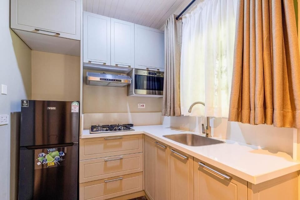 Superior Studio Suite, Patio, Garden View | Private kitchen | Fridge, microwave