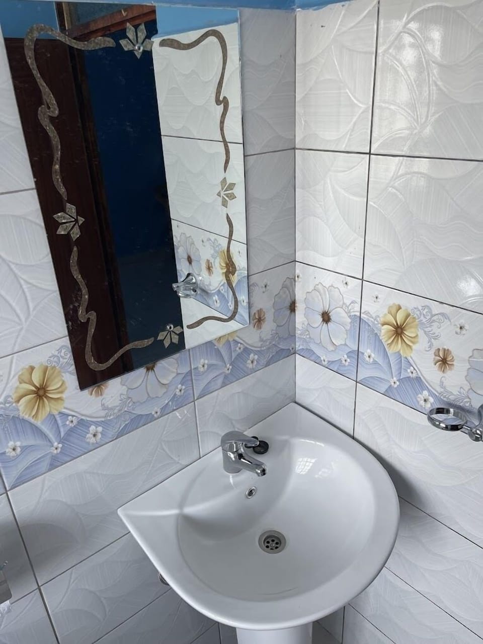 Deluxe Single Room | Bathroom | Shower, slippers, towels, soap