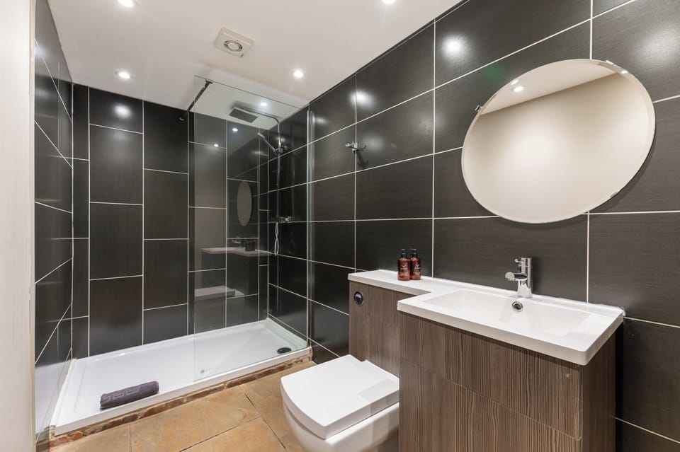 Superior Twin Room, Courtyard View | Bathroom | Shower, towels, soap, shampoo