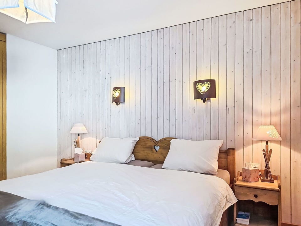 Bed, Interior Design, Bedroom, Bedding, Furniture, Bed Sheet, Wood, Ceiling, Linens, Light Fixture