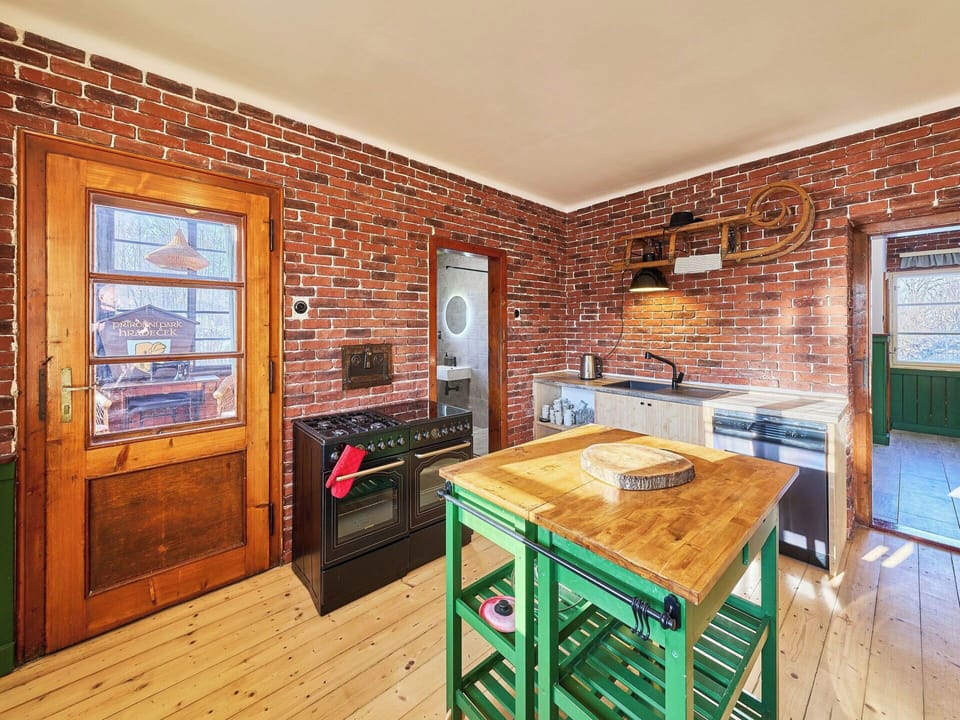Wall, Wood, Interior Design, Flooring, Furniture, Ceiling, Kitchen, Brick, Floor, Wood Stain