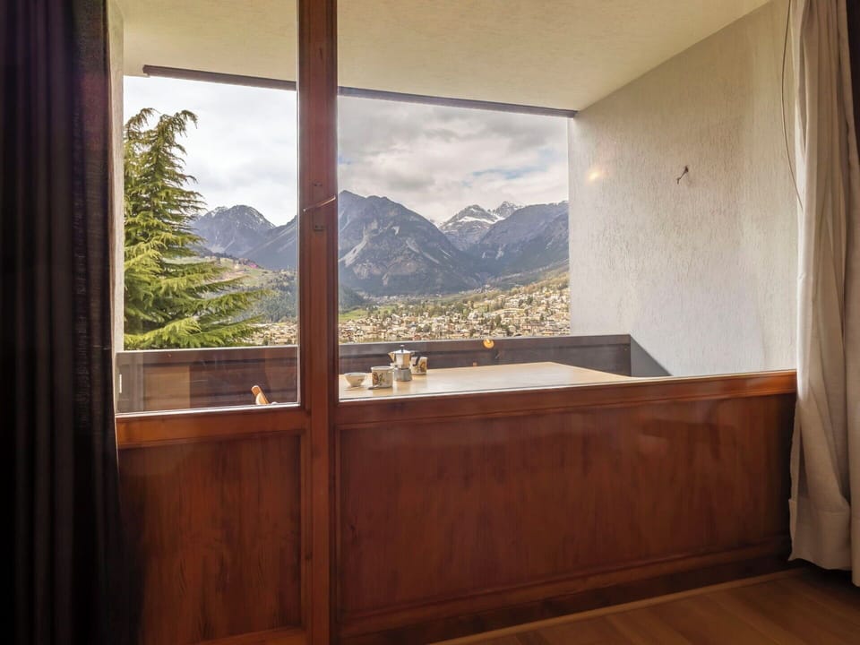 Floor, Mountain Range, Ceiling, Wood Stain, Room, Hardwood, Valley, Ridge, Alps, Daylighting