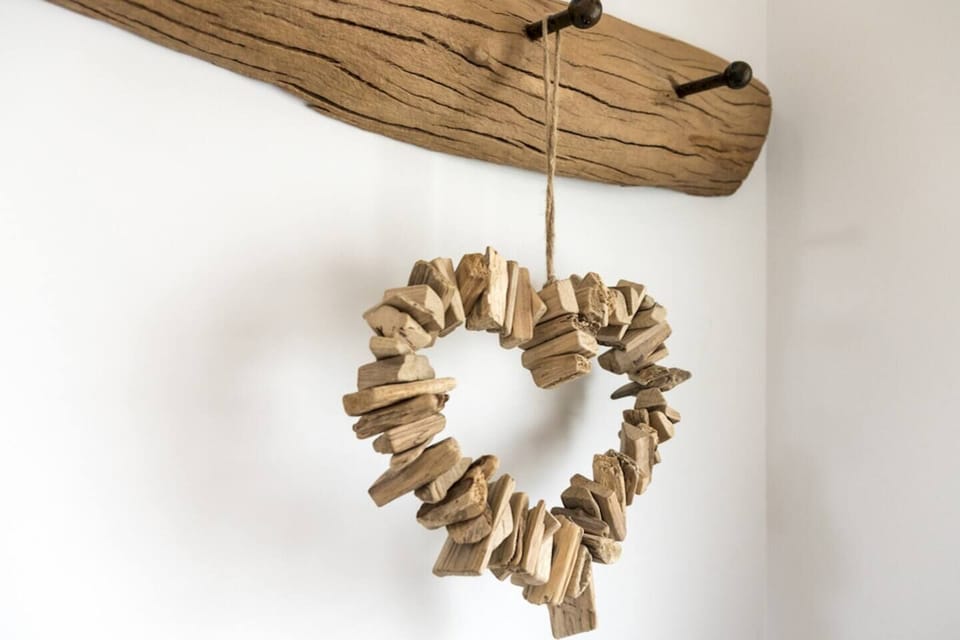 Annexe - entrance hall coat hooks