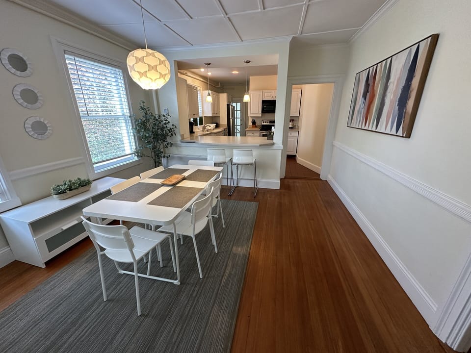Apartment, 2 Bedrooms | Dining