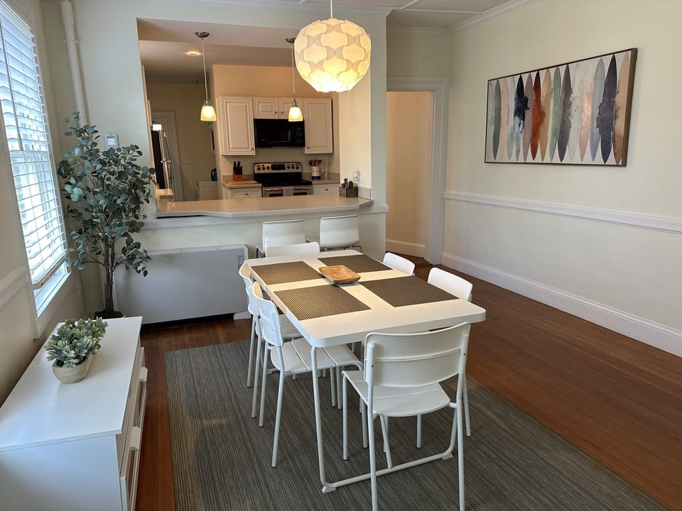 Apartment, 2 Bedrooms | Dining