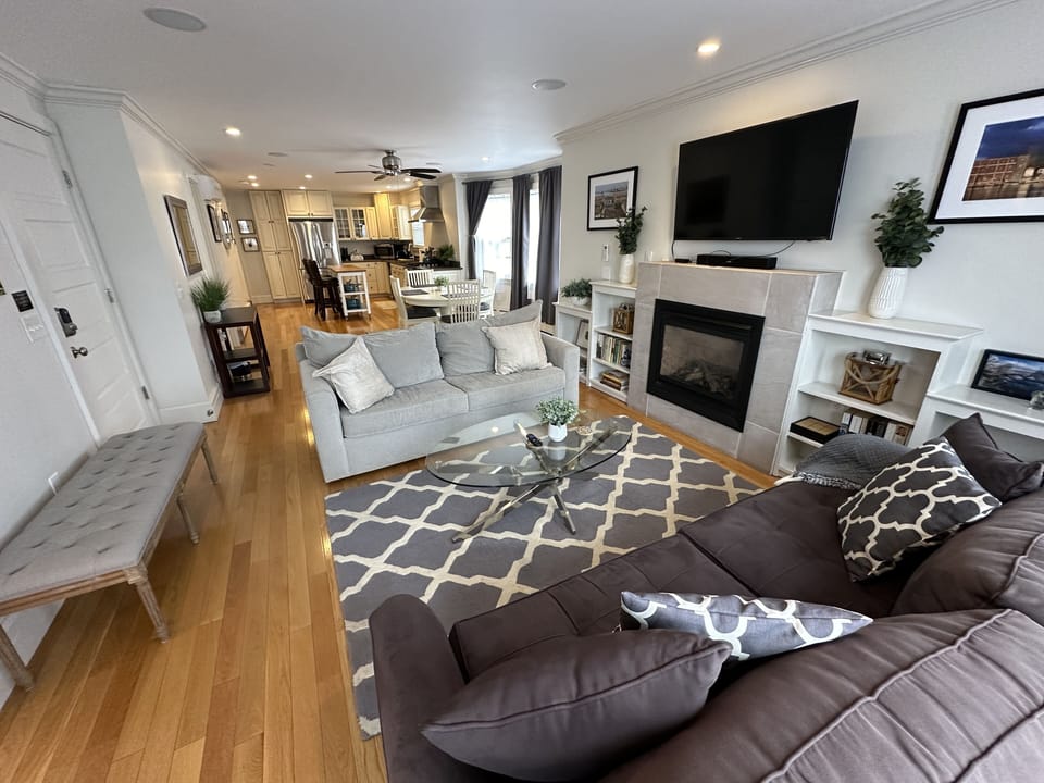 House, 6 Bedrooms | Living area | Smart TV