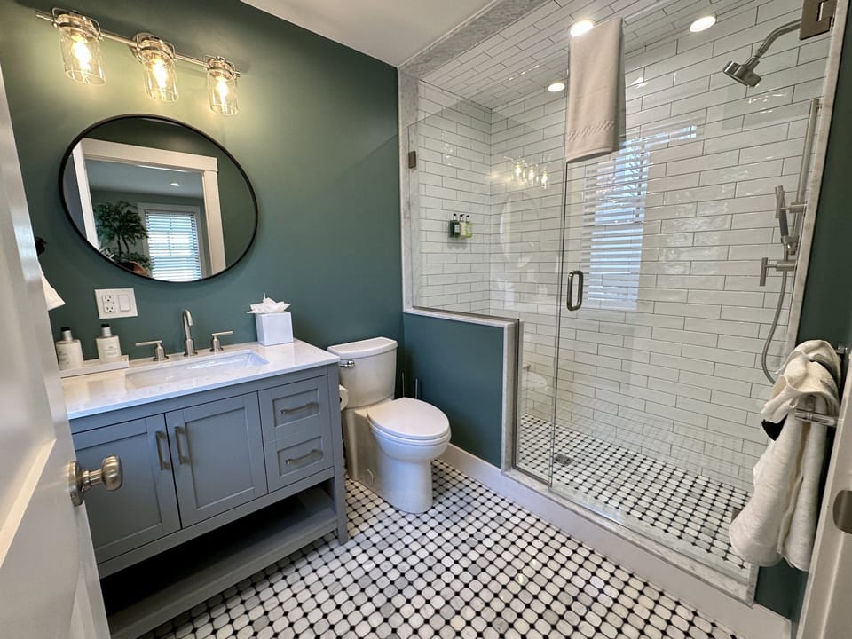 Apartment, 1 Bedroom | Bathroom | Towels, shampoo